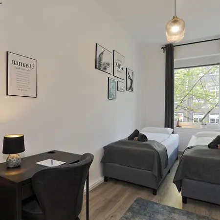 Modern Und Ruhig, Mit Garage & Ps4, Nahe Messe, Rue Und Uniklinik, Voll Ausgestattete Kueche, Bad Mit Dusche Und Badewanne *